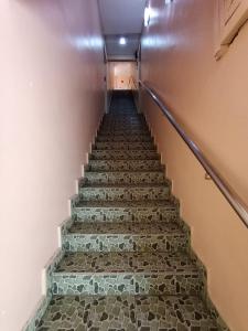 拉布安HOTEL RK CAHAYA的楼梯上铺有绿色瓷砖的楼梯
