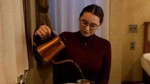 藤泽COFFEE HOTEL Soundwave的女人把液体倒进搅拌碗里