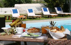 斯派赛斯伊里尼别墅酒店的桌边的桌边,包括早餐面包和糕点