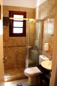 斯派赛斯伊里尼别墅酒店的带淋浴、卫生间和盥洗盆的浴室