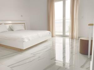 阿菲托斯Blue Dream Afytos的一间白色卧室,配有床和瓷砖地板