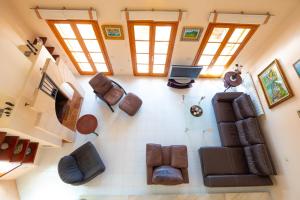 马略卡岛帕尔马Casa Felix的客厅享有高空美景,配有家具