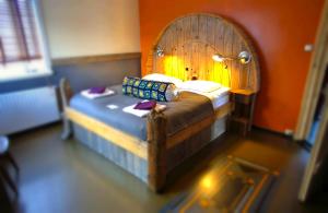 凯夫拉维克1X6旅馆的一间卧室配有一张带木制床头板的床