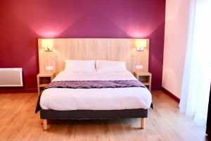 沙布利利斯夏布利酒店的一间卧室设有一张紫色墙壁的大床
