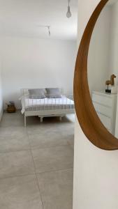 Beʼer Oraאירוח ליד אילת compliment near Eilat的一间卧室配有一张床,墙上设有镜子