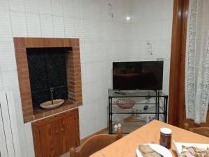 纳尔多casa vacanze vita的客厅设有壁炉和电视。