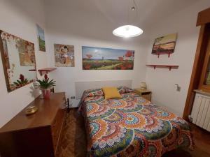 纳尔多casa vacanze vita的一间卧室配有一张床和一张书桌
