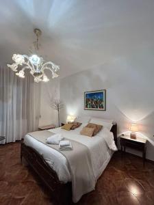 纳尔多casa vacanze vita的一间卧室配有一张大床和一个吊灯。