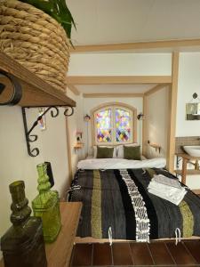 哈莱姆Toast by night的一间卧室设有一张床和一个彩色玻璃窗