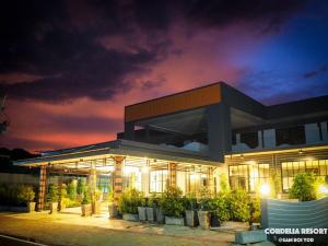三百岭Cordelia Resort Sam Roi Yot的一座建筑,在晚上前有灯