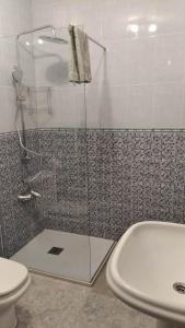 AlmogíaB&B Casa Sarandy的带淋浴、卫生间和盥洗盆的浴室
