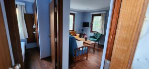 博德鲁姆Stone House Hotel的一间拥有蓝色墙壁的房间和一间带用餐室的房间