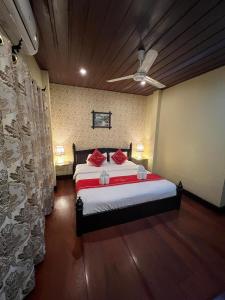 琅勃拉邦占城别墅的一间卧室配有一张床和吊扇