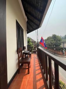 琅勃拉邦占城别墅的阳台,带两把椅子和一面旗帜