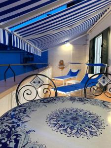 PontoneDonna Luisa Suites 19 Amalfi view - free parking的卧室配有蓝色和白色的床和椅子