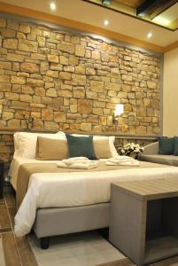 皮亚琴察Antica Piacenza的一间卧室设有两张床和砖墙