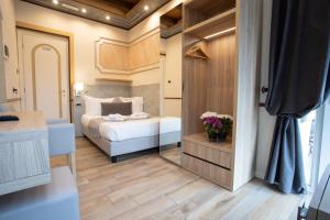 皮亚琴察Antica Piacenza的一间小卧室,配有一张床和镜子