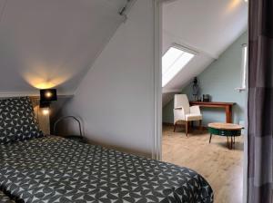 阿赫特克克Studio 88 Bed by the Sea的一间卧室配有一张床、一张书桌和一个窗户。