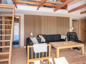 海耶斯8 person holiday home in Hejls的客厅配有沙发和桌子