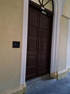 华沙Fantastic - C19 Room B的楼里设有楼梯的大扇棕色门
