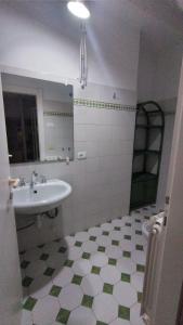 费拉约港Monolocale La Darsena的一间带水槽、卫生间和镜子的浴室