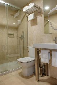 科英布拉奥斯陆酒店的带淋浴、卫生间和盥洗盆的浴室