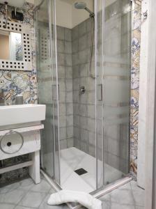 锡拉库扎Al Settimo porta marina的浴室里设有玻璃门淋浴