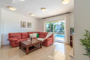 艾姆布里亚布拉瓦Apart-rent Villa Pani 0145的客厅配有红色的沙发和桌子