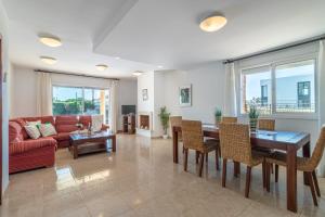 艾姆布里亚布拉瓦Apart-rent Villa Pani 0145的客厅配有桌椅和沙发