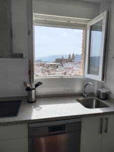 哈恩ENTREOLIVOS的带水槽的厨房和美景窗户