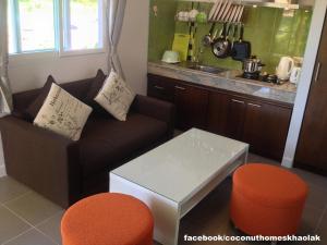 蔻立考拉椰子屋假日公园的客厅配有沙发和桌子