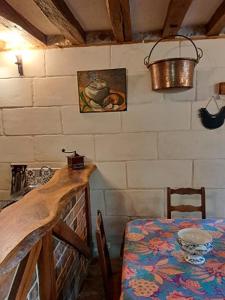 Beaumont-la-RonceLa Chauvellière, un écrin de verdure dans un cadre historique的一间用餐室,配有一张桌子和墙上的桶