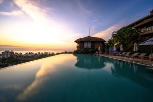卡伦海滩卡隆普纳卡度假酒店的一座享有日落美景的游泳池