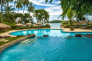 萨马尔珍珠园海滩度假酒店的水边的大型游泳池