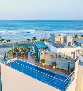 岘港卡尼海滨公寓式酒店的从度假村的阳台上可欣赏到海滩景色