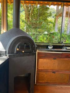 新弗里堡Pousada Fiori的厨房里的一个炉子,靠窗