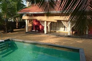 KottanitivuNayan's Paradise的房屋前有游泳池的房子