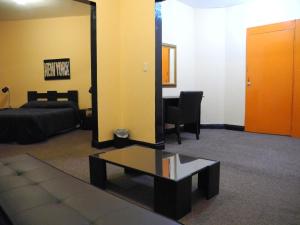 波哥大桑塞巴斯蒂安酒店的带沙发和镜子的客厅