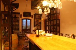 卡法亚特阿塔拉鲁那精品酒店&Spa的吧台上的酒吧,提供一瓶葡萄酒