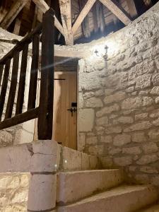 Cahuzac卡于扎克修道院住宿加早餐旅馆的石头建筑,设有木门和楼梯