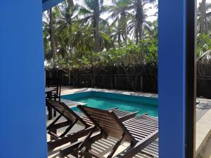 KottanitivuNayan's Paradise的一个带两把椅子的游泳池和一个游泳池