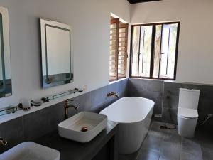 KottanitivuNayan's Paradise的一间带水槽、卫生间和镜子的浴室