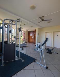黄金海岸天堂岛度假酒店的一间健身房,里面配有跑步机和机器