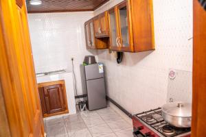 BueaPlan B Complex的一间带冰箱和炉灶的小厨房
