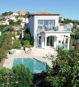 弗雷瑞斯Stunning Cote d'Azur Villa - Rives d'Or的一座带游泳池的大型白色房屋