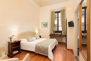 佛罗伦萨Hotel Cimabue的酒店客房,配有床和电视