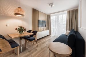 斯维诺乌伊希切Aurum Aparthotel - Nowe Apartamenty blisko Plaży - Neue Appartements in Strandnähe的客厅配有沙发和桌子