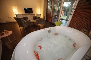 佩奇Hilltop Wellness Villa-big garden, sauna, hot tube的客厅里装满血的浴缸