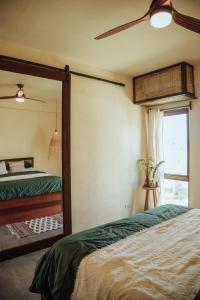 卢纳将军城Vedya Boutique Hostel的一间卧室配有镜子、一张床和一个窗户