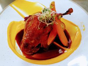 Pohara拉塔努旅舍的一小盘食物,有鸡肉和胡萝卜